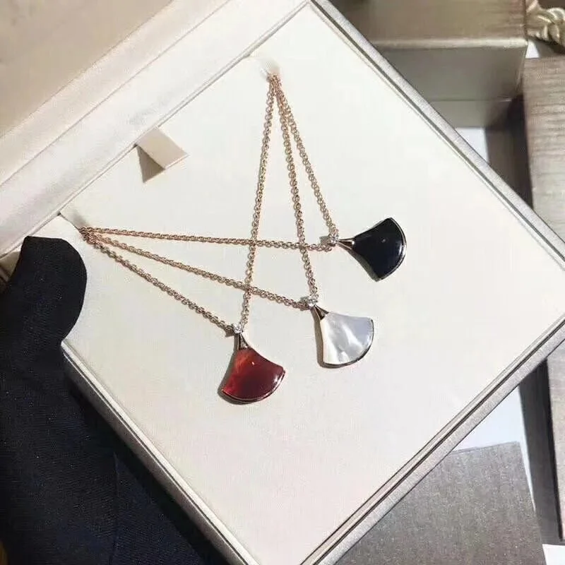 

New hot sale necklace original trademark mother pearl fan-shaped clavicle chain suitable for Valentine's Day gifts