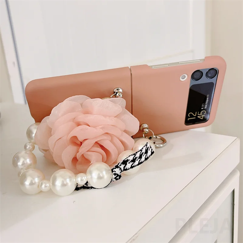 Cute Flower Holder Phone Case For Samsung Galaxy Z Flip 3 Funda Pearl Bracelet Hard Cover Stand For ZFlip3 Flip3 5G Shell Chain samsung flip3 case