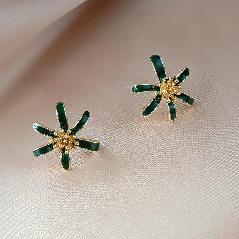 

Fashion Enamel Metal Daisy Flower Stud Earrings Temperament Simple Trendy Statement Earrings for Girls Gift Jewelry 2020 NEW