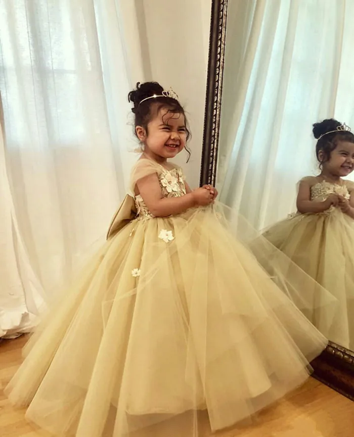 2019-gold-girls-pageant-dresses-square-neck-lace-appliqued-big-bow-cute-flower-girls-dress-modest-a-line-kids-party-gowns (4)