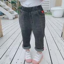 Джинсы для девочек; коллекция года; сезон осень; стиль; детская одежда для маленьких девочек в Корейском стиле с сердечками; западный стиль; универсальные ковбойские длинные брюки; Модная одежда