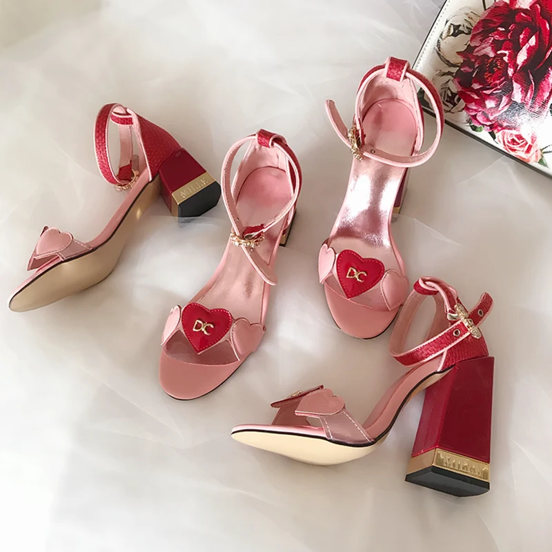 

New High-end Customized Peach Heart Painted Leather High-heeled Shoes, Leather Pink Buckle High-heeled Sandals