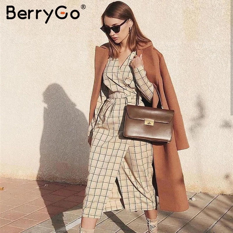 Женское длинное клетчатое платье BerryGo белое элегантное офисное с длинным рукавом