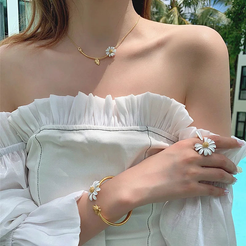 Bangle Bracelet HUANZHI New Design Gold Color Daisy Flower Bee Animal Asymmetry Adjustable Buckle Bracelet For Women Girl Set Jewelry Part