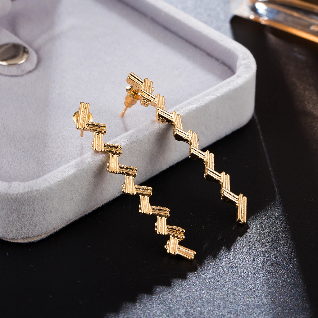 

2019 new Fashion Drop Shipping Gold Geometry Bending S-shaped Wave Earrings Personality Wild Simple For Ladies Gifts Wholesale