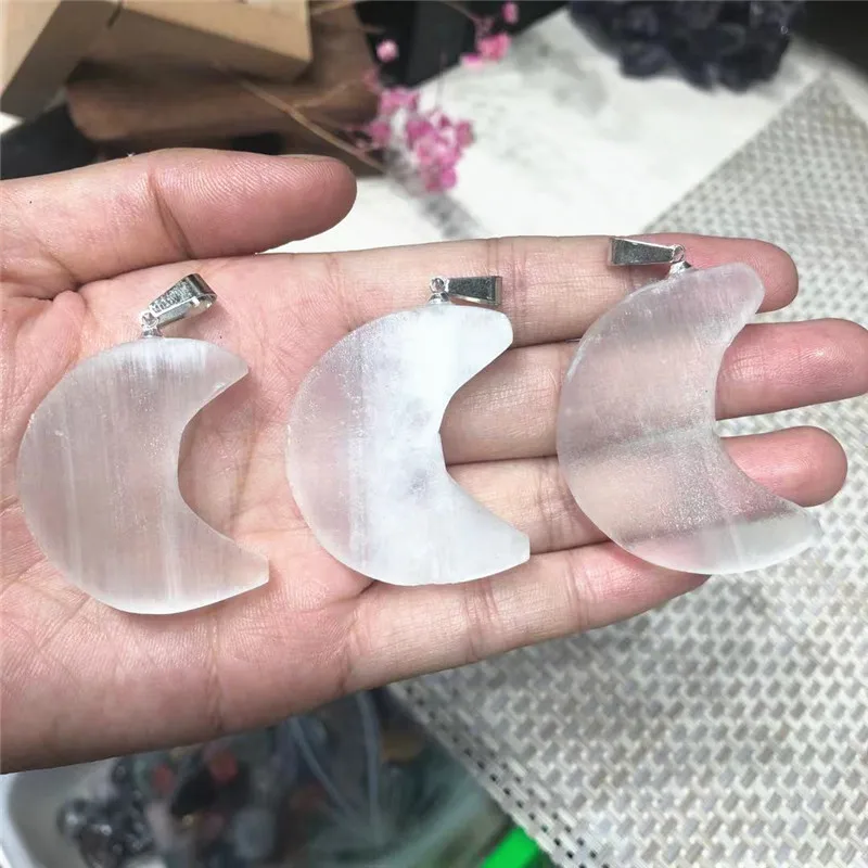 

4cm Hand Carved Crystals Jewelry Crafts Natural White Selenite Moon Shaped Crystal Pendants For Healing Gift