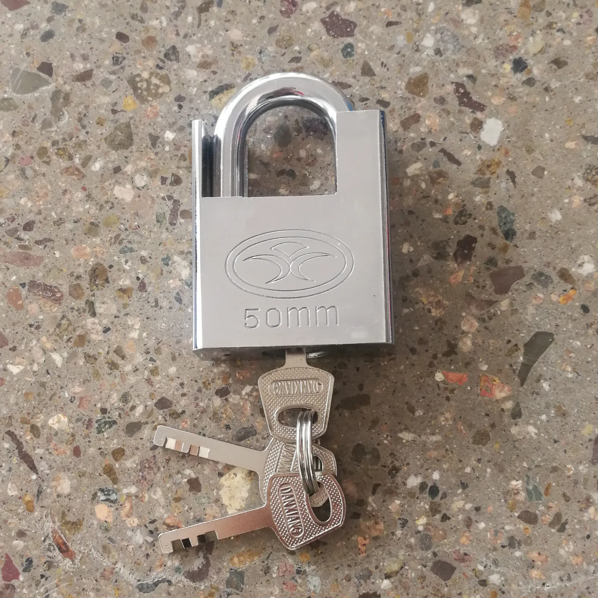 Waterproof Keyed Padlock Antirust Anti-Theft Pry Door Window Lock with 4 Keys