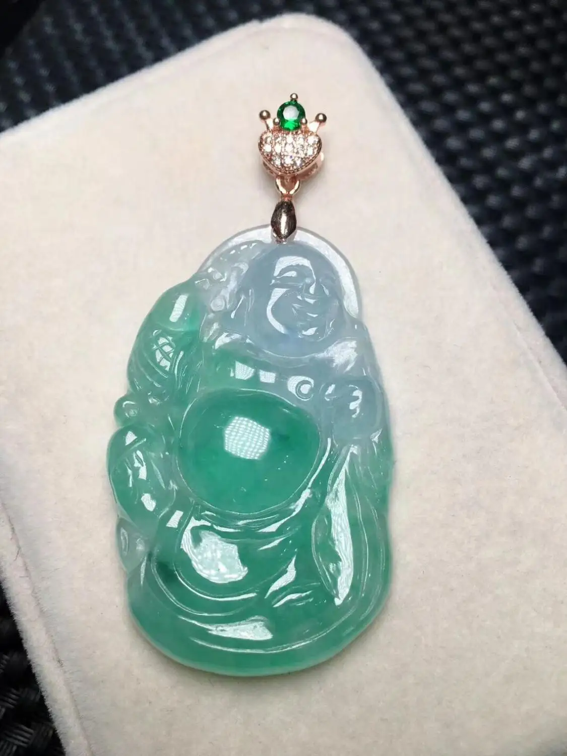 

Natural ice species Yu drifting green standing Buddha watery and transparent, delicate three-dimensional, perfect crack-free,