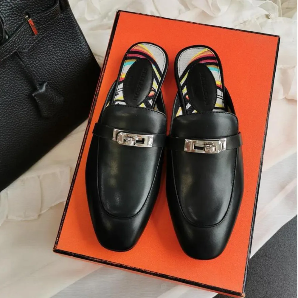 

BELLECOMIn early spring 2019, the latest edition of H button moller slippers is made of leather and baotou slippers