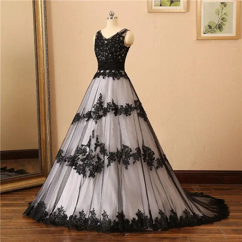 Изысканное черно-белое свадебное платье с v-образным вырезом и кружевной аппликацией Элегантное свадебное платье в готическом стиле с блестками и шлейфом