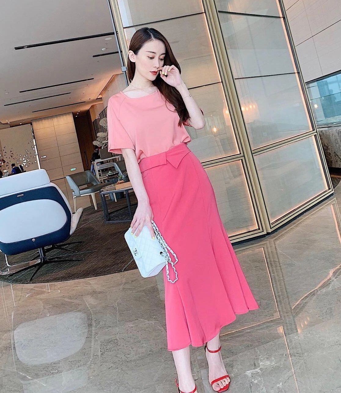 

2019 New High Quality Simple Loose Solid Color T-shirt Top Solid Color Bag Hip Split Fishtail Skirt Suit Luxury Brand Suit