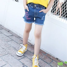 Милые Комфортные джинсы для детей; шорты; детские летние шорты с эластичной резинкой на талии; повседневные хлопковые шорты с кисточками и буквенным принтом для девочек; AA60424