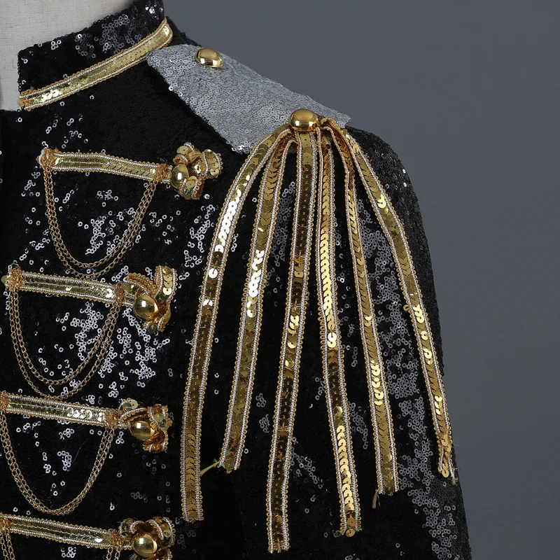 Расшитая блестками военная форма, добавляющая блестки к военной форме, делает костюм более уникальным украшением золотой цепочки