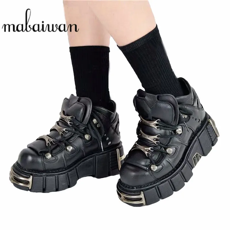 Mabaiwan/Черные Зимние ботильоны; обувь на плоской подошве со шнуровкой и металлическим украшением из микрофибры; Женская обувь в стиле милитари для верховой езды; botas mujer
