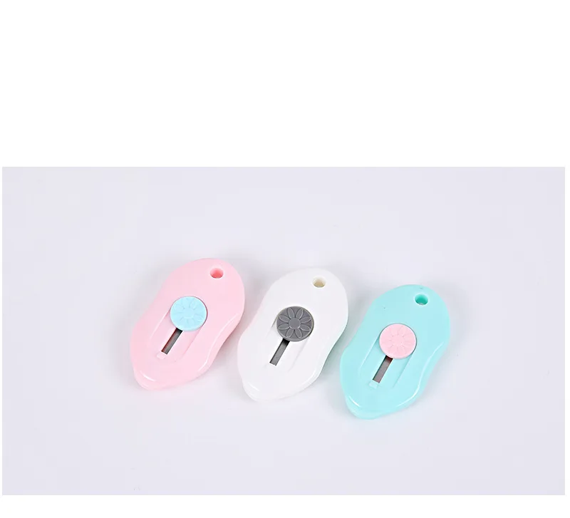 M&G Stationery Mini Knife Portable Paper Cutter Wallpaper Band Knife Blades Express Box-opening Knife ASS91361