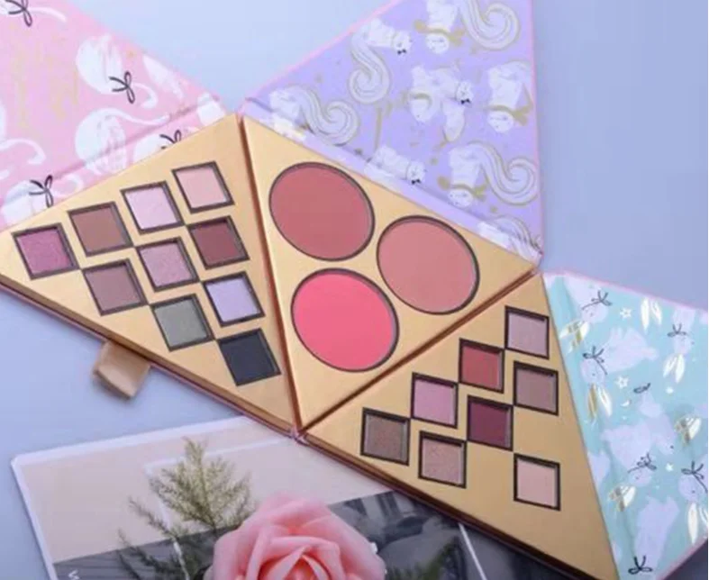 

Makeup set Eye Under The Christmas Tree Breakaway Face & Eye Set HOLIDAY SET Eyeshadow with Mascara