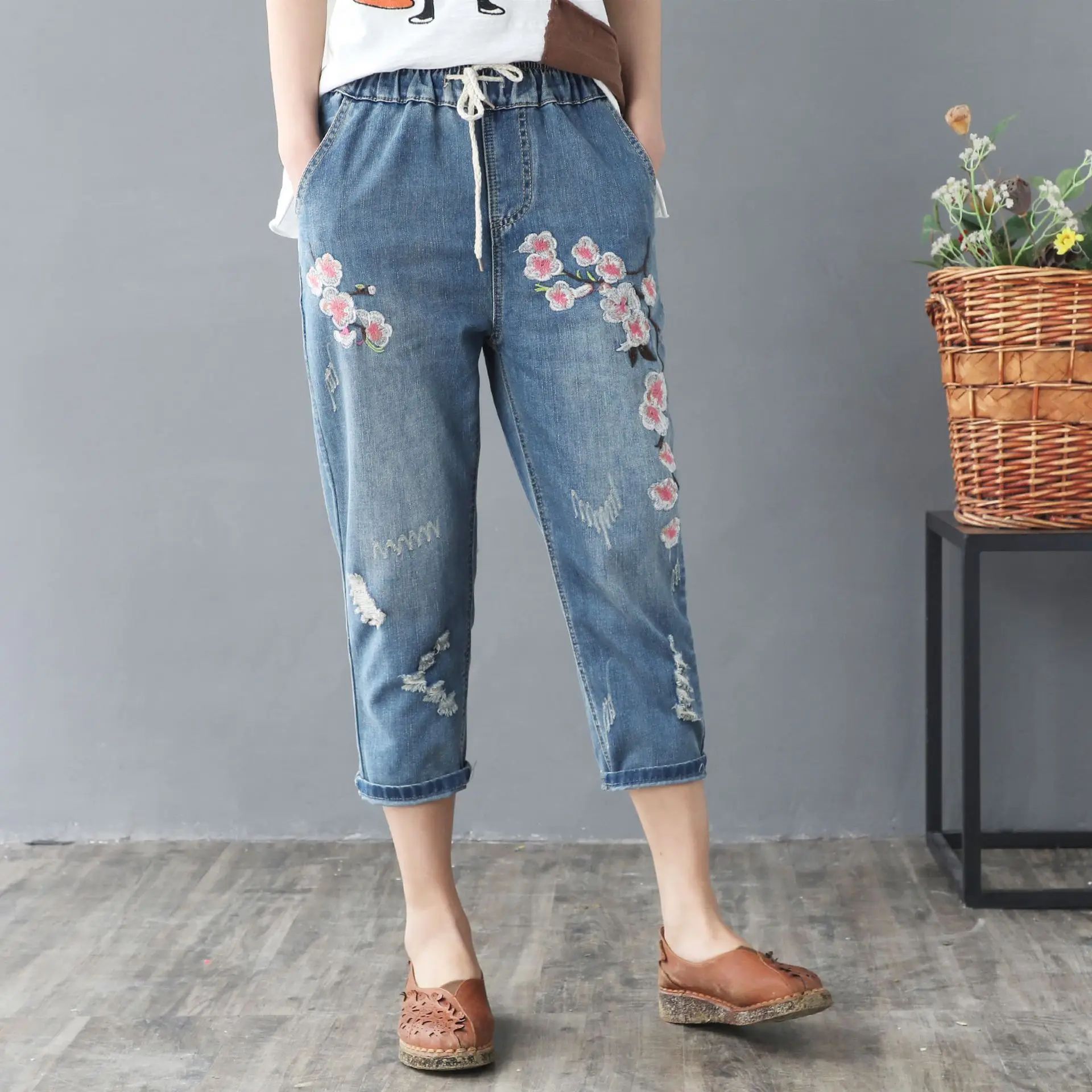 

Calf-lenght Pants With Drawstring Summer Retro Flower Embroidery Elastic Waist Women Jeans Female Washed Hole Loose All-match
