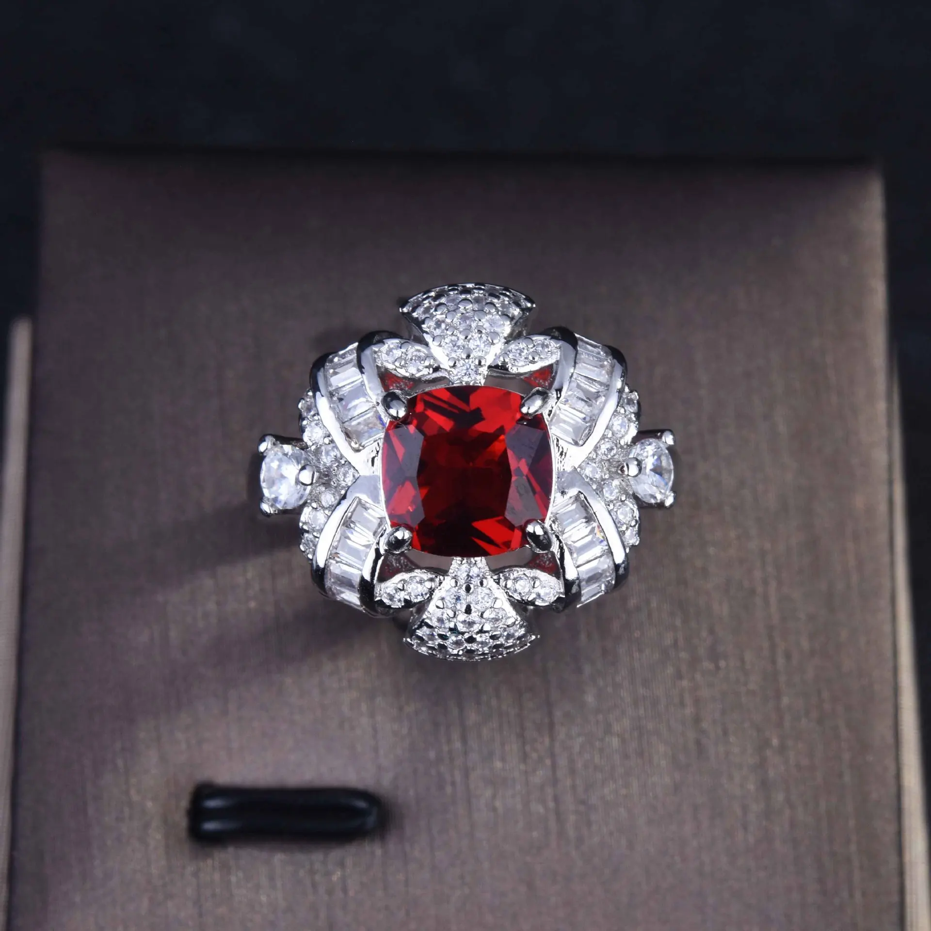 QTT классическое женское кольцо с красным квадратным фианитом элегантное