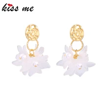 Kissme حساسة تقليد اللؤلؤ سداة حية الأبيض زهرة الأكريليك إسقاط أقراط للنساء هدايا الذهب لون جديد مجوهرات الأزياء(China)