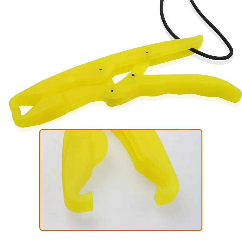 1PC 17.5cm Hand Controller Fishing Gripper Grabber Plastic Fish