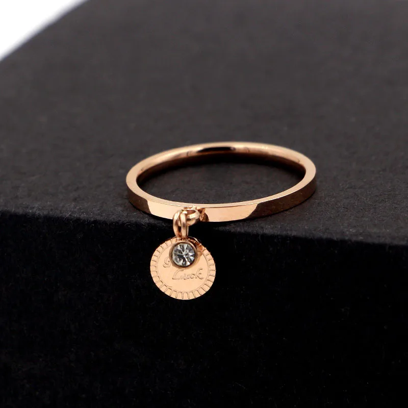 Модное круглое кольцо с английскими буквами розовое золото циркон титановая