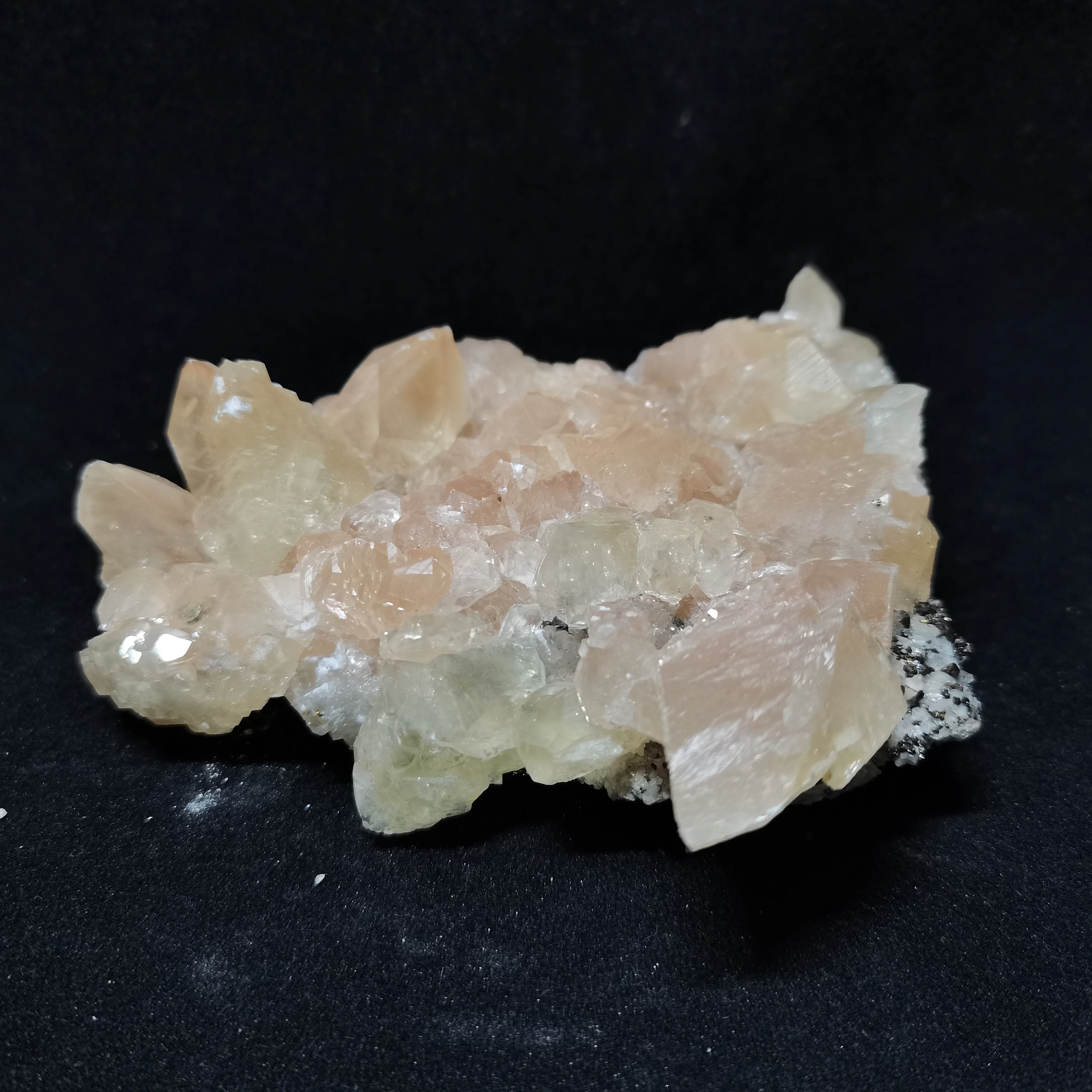 

207.6gMineral samples of natural pink calcite and pyrite Association