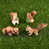 Conjunto de 4 figuras de animales de dibujos animados para decoración de casa de muñecas, set de 4 figuras de familia de ardilla, decoración para el hogar, figura en miniatura para decoración de jardín ► Foto 3/6