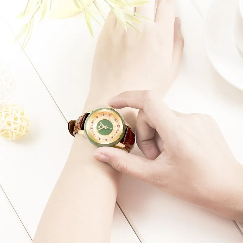 Часы нефрит. Часы на нефритовой подставке. Нефрит часы. Нефрит зеленый император. Часы из нефрита наручные.