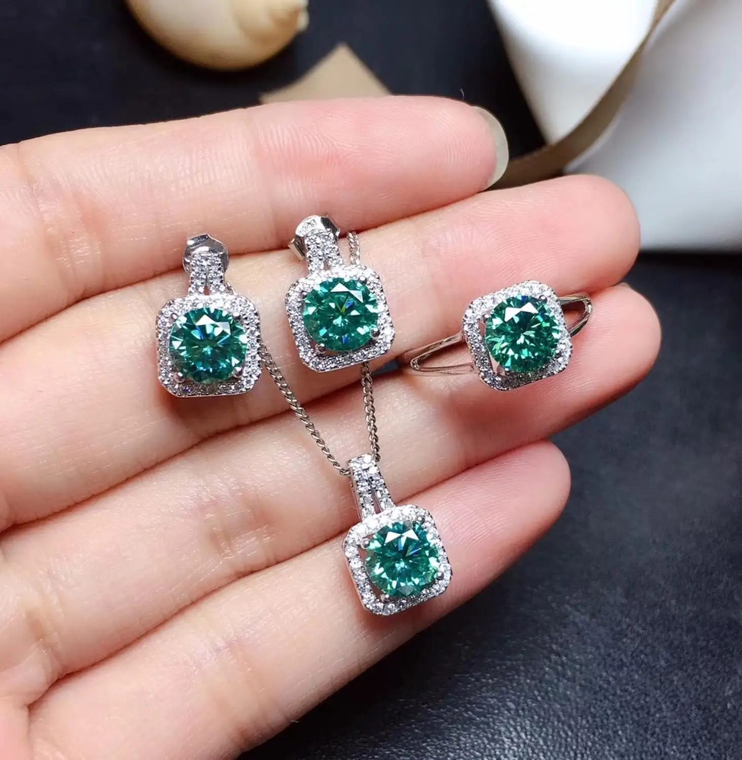 1 carat green Moissanite suit The latest gemstone. Good color and fashionable style D VVS 1 carat green Moissanite suit The latest gemstone. Good color and fashionable style D VVS