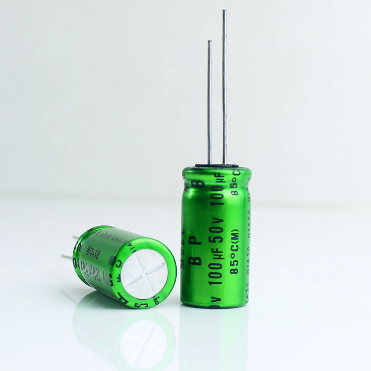 10 шт. Новый NICHICON MUSE BP 100 мкФ 50V 12.5X25MM 50V100UF nichicon MUSE-BP мкФ/50V ES неполярный 100UF |