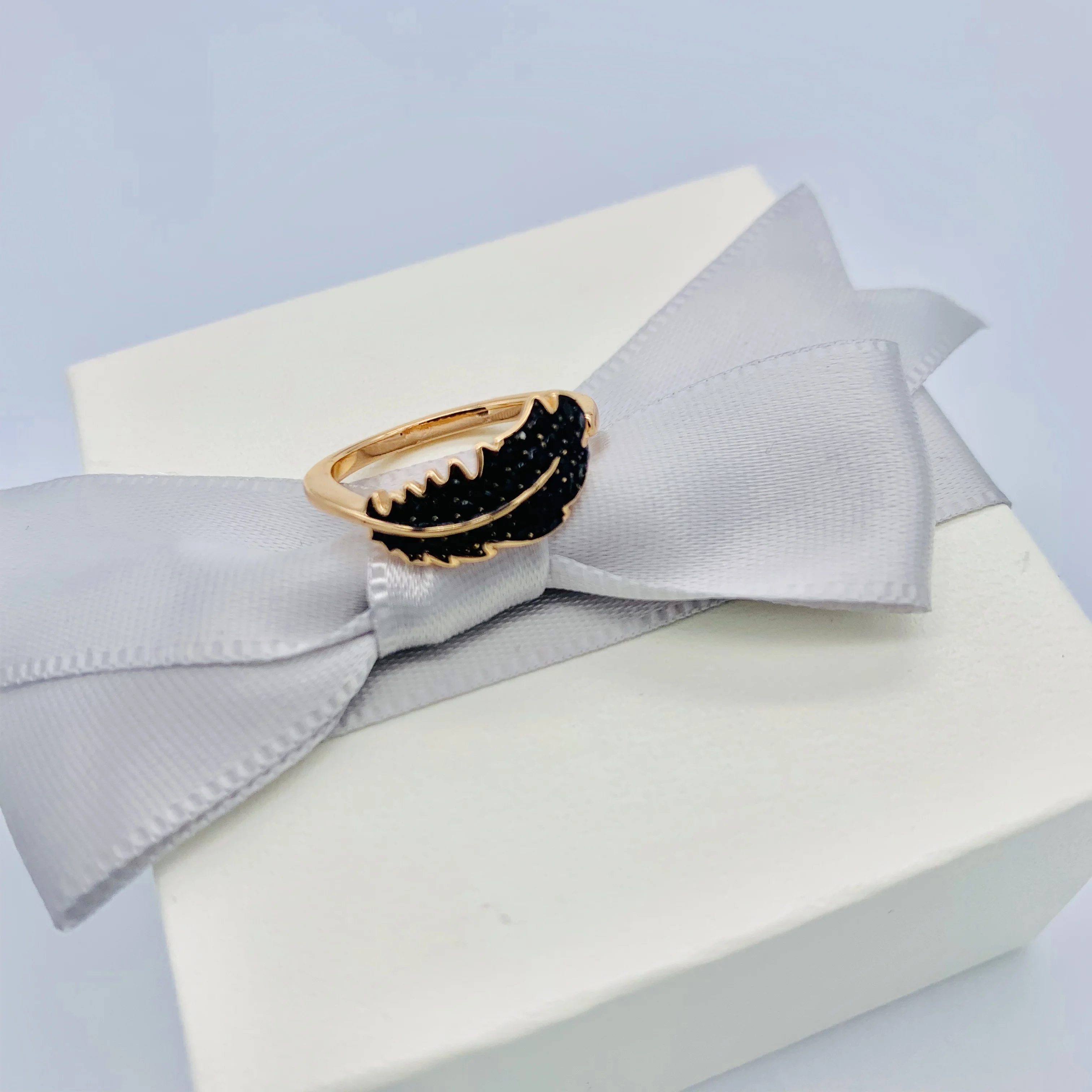 AYOO высокое качество SWA. [Новинка] Модные, свежие, блестящие, черные перьевые кристаллы, роскошные ювелирные изделия, подарочное кольцо
