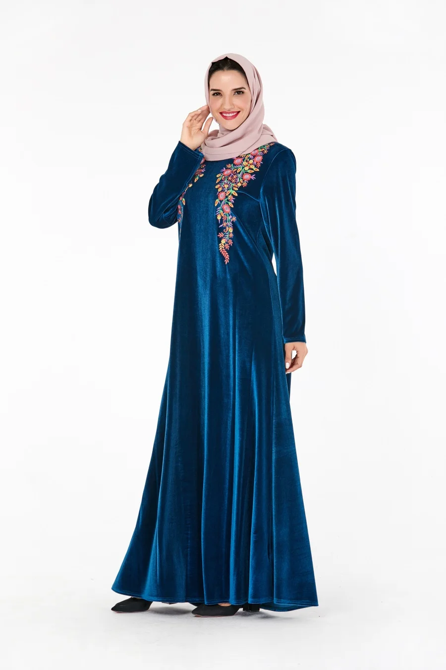 Siskakia элегантное мусульманское длинное платье Короткое бархатное Цветочная вышивка размера плюс платья с круглым вырезом с длинным рукавом Свинг Повседневная Арабская одежда