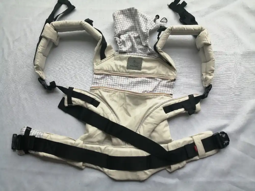 manduca face forward