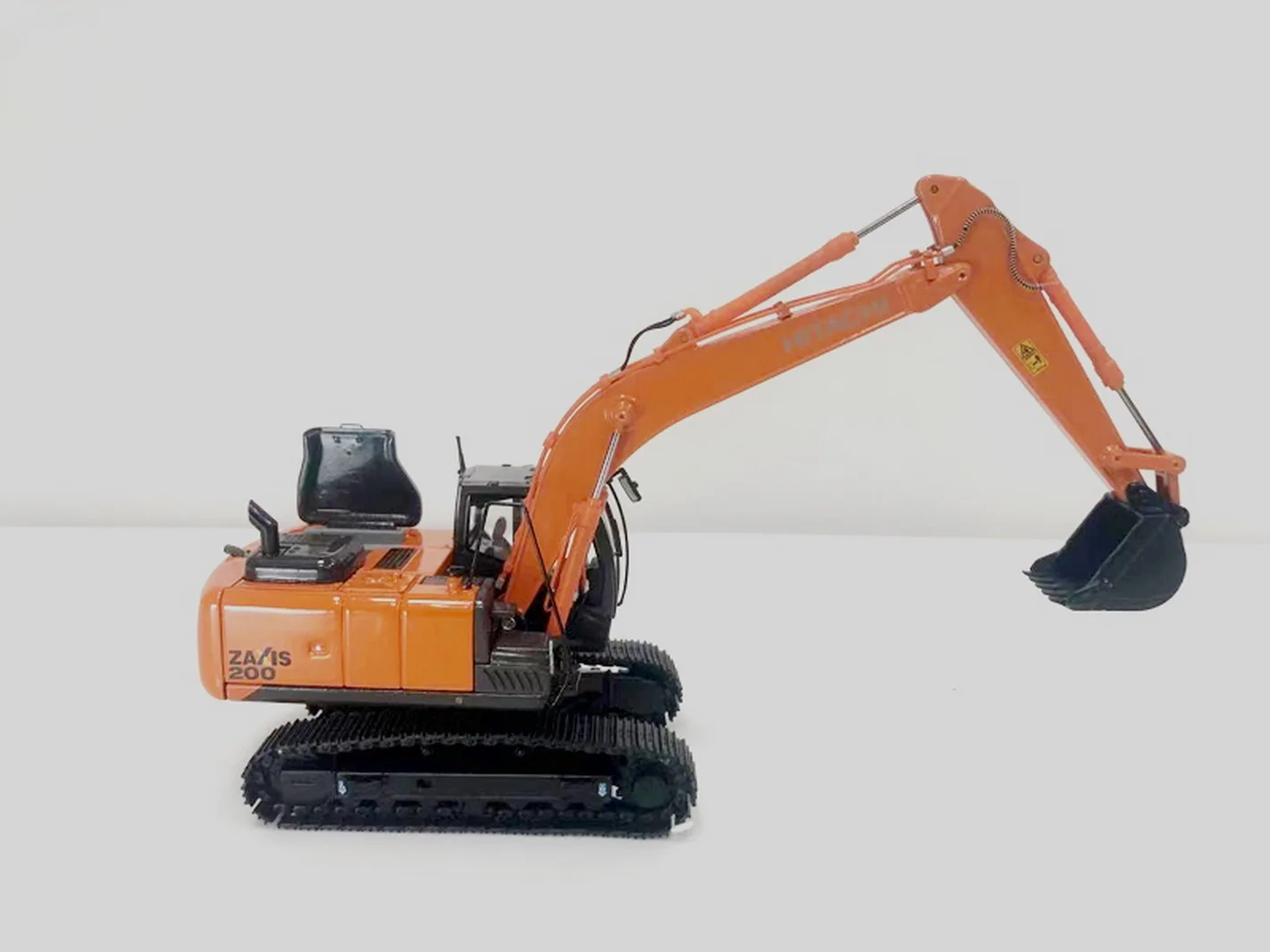 Hitachi Zaxis200-5 Hydrauric Excavator 1/50 Die-Cast Model New in Original Box 