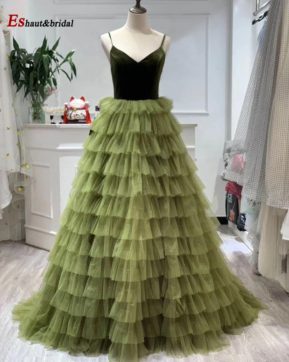 

Hippie Style Chic olive green Spaghetti Straps V-Neck Prom dress 2019 A-line Velvet Puffy Tiered Dress Wedding Party Gowns