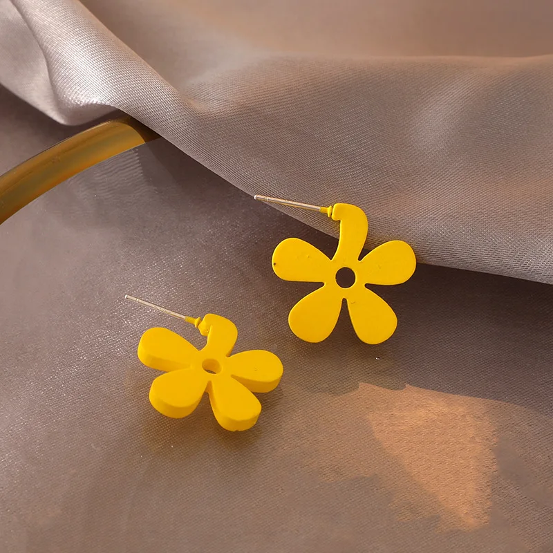 

2020 New Purple Yellow Wooden Flower Stud Earrings For Women Handmade Bohemian Wood Earring Simple Jewelry Pendiente Brincos