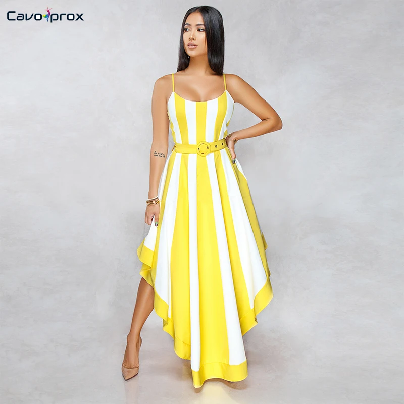 Женское асимметричное платье в полоску с принтом на бретельках без рукавов