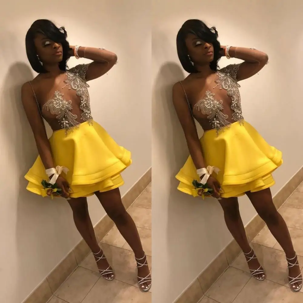2020 Nieuwe Gele Cocktail Jurken Party Club Wear Een Schouder Sheer Lace Kristallen Korte Prom Avondjurken Tiered Rokken 2020 Nieuwe Gele Cocktail Jurken Party Club Wear Een Schouder Sheer Lace Kristallen Korte Prom Avondjurken Tiered Rokken