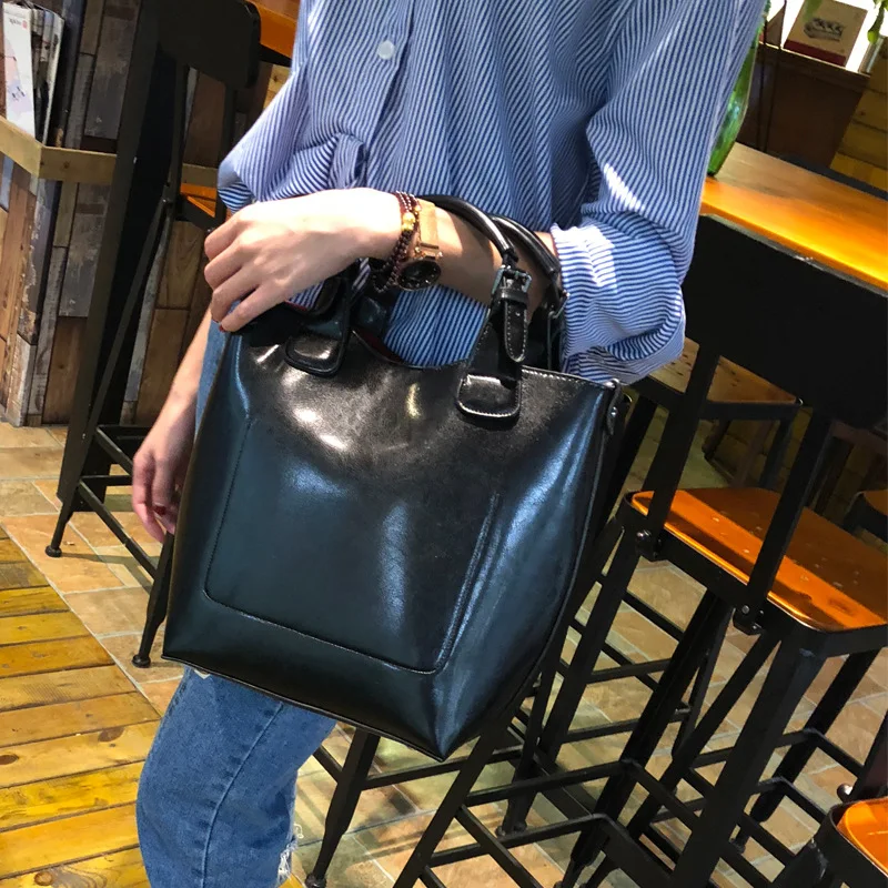 

2019 new leather women's bag bucket bag fashion personality psoriasis hand-held bucket bag Europe and the United States big