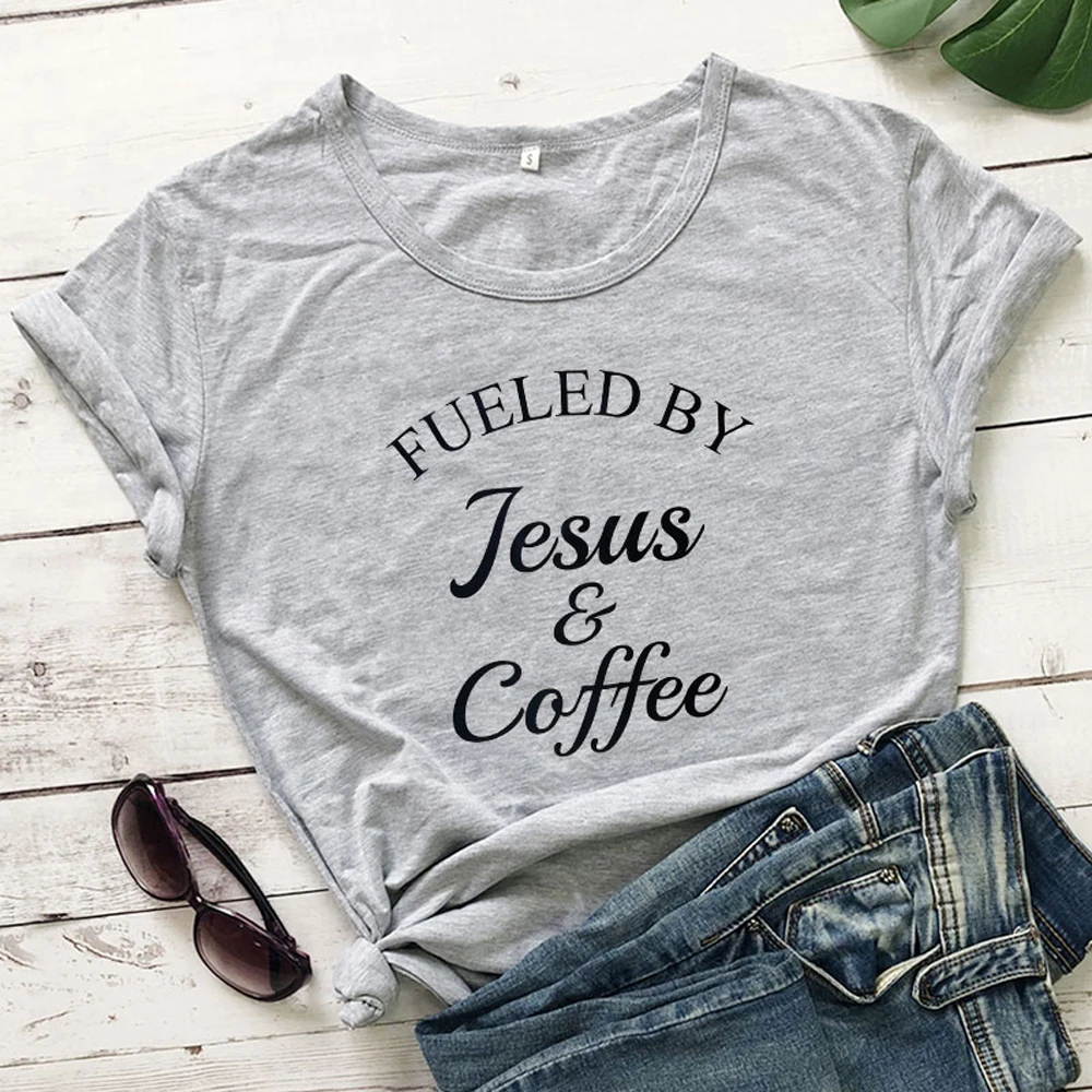 Fueled By Jesus& coffee Футболка женская Религиозная Христианская графическая Футболка Топ модная женская Мотивационная Библейская стих церковная футболка