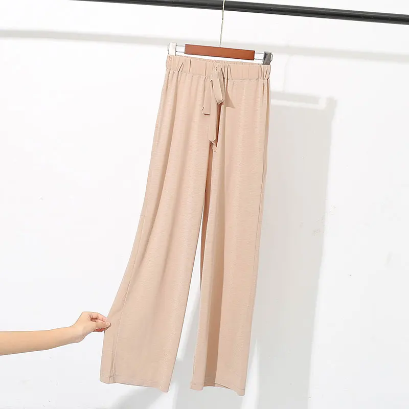 

Girls with broad legs and cool slacks wear slacks in Korean style