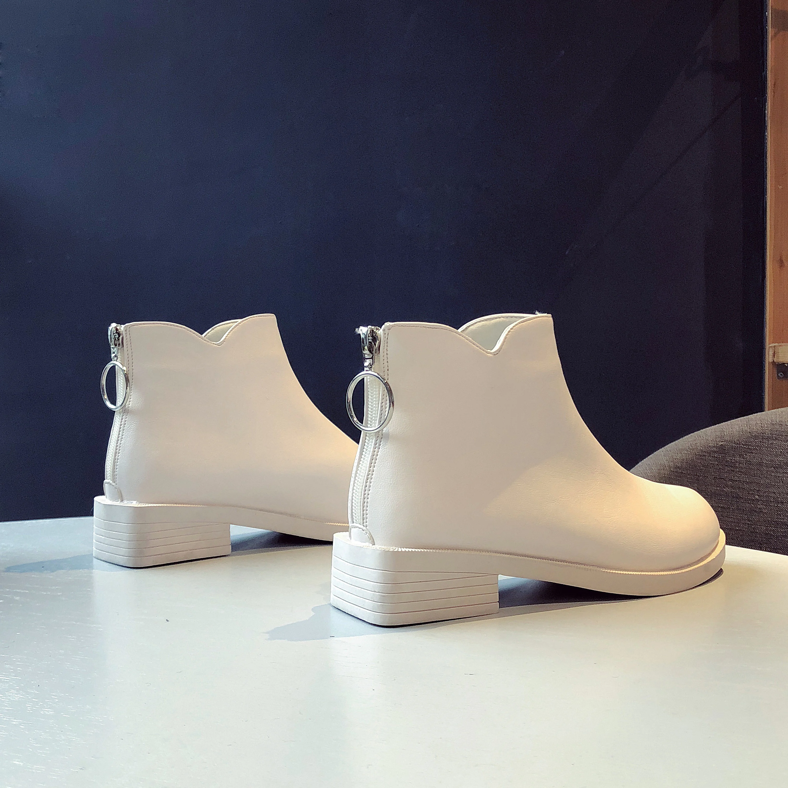 Tanie Moda kobiet buty zimowe 2019 elegancki biały buty botki kobiety skórzane czarne buty damskie krótkie pluszowe buty pięty buty