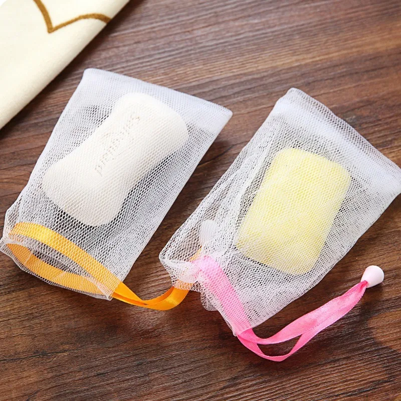 Мыло в мешочке мочалка. Мыло мочалка. Мужчина косметика мыло. Мешочек для мыла ребенку. Сетка для вспенивания.