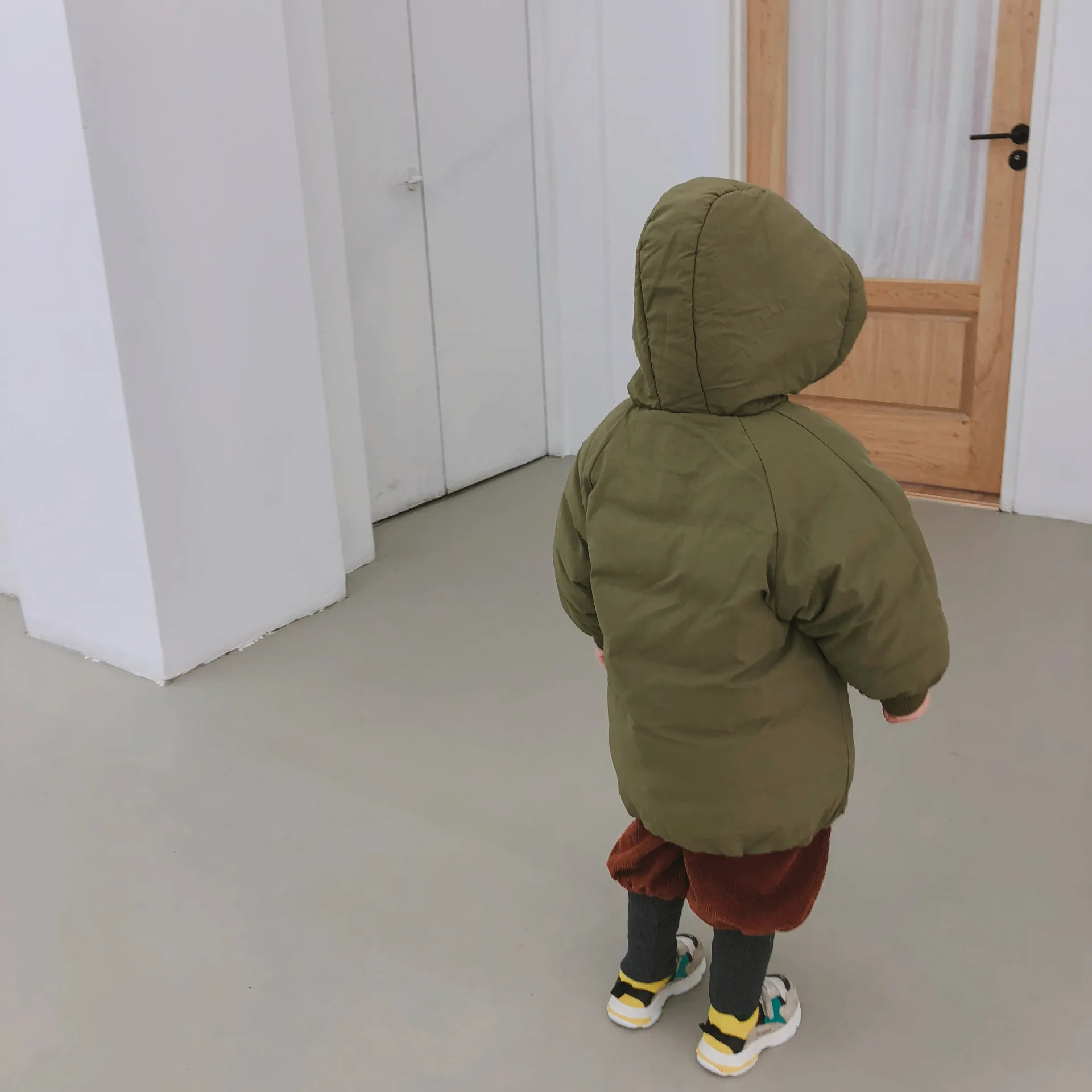 Г. Новое поступление, зимнее хлопковое однотонное длинное утепленное и теплое модное пальто с капюшоном в Корейском стиле для милых маленьких девочек