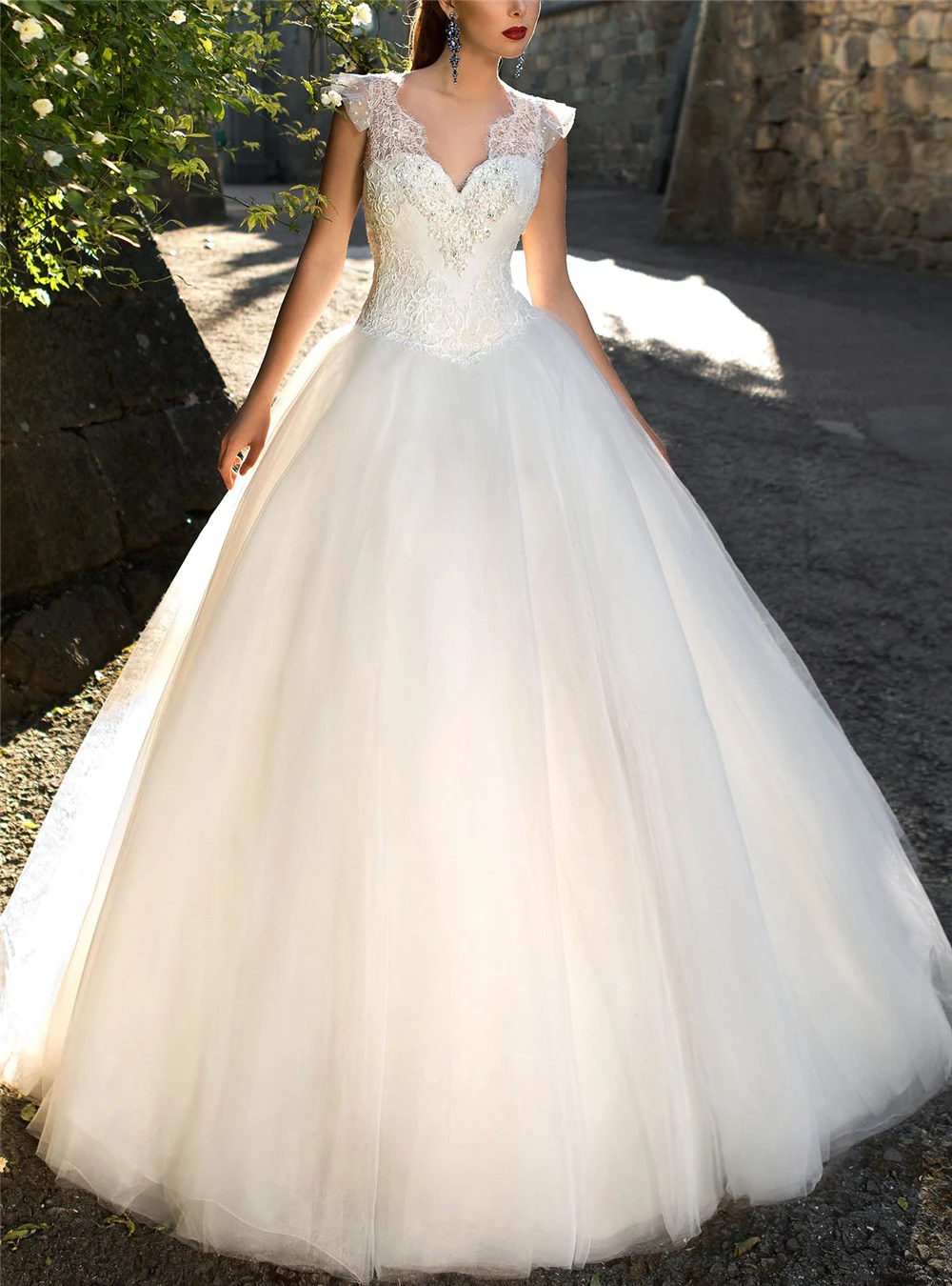 

Gorgeous Ball Gown White Tulle Wedding Dresses Delicate Lace Beading Court Train Backless Deep V-neck Bridal Dresses With Bows