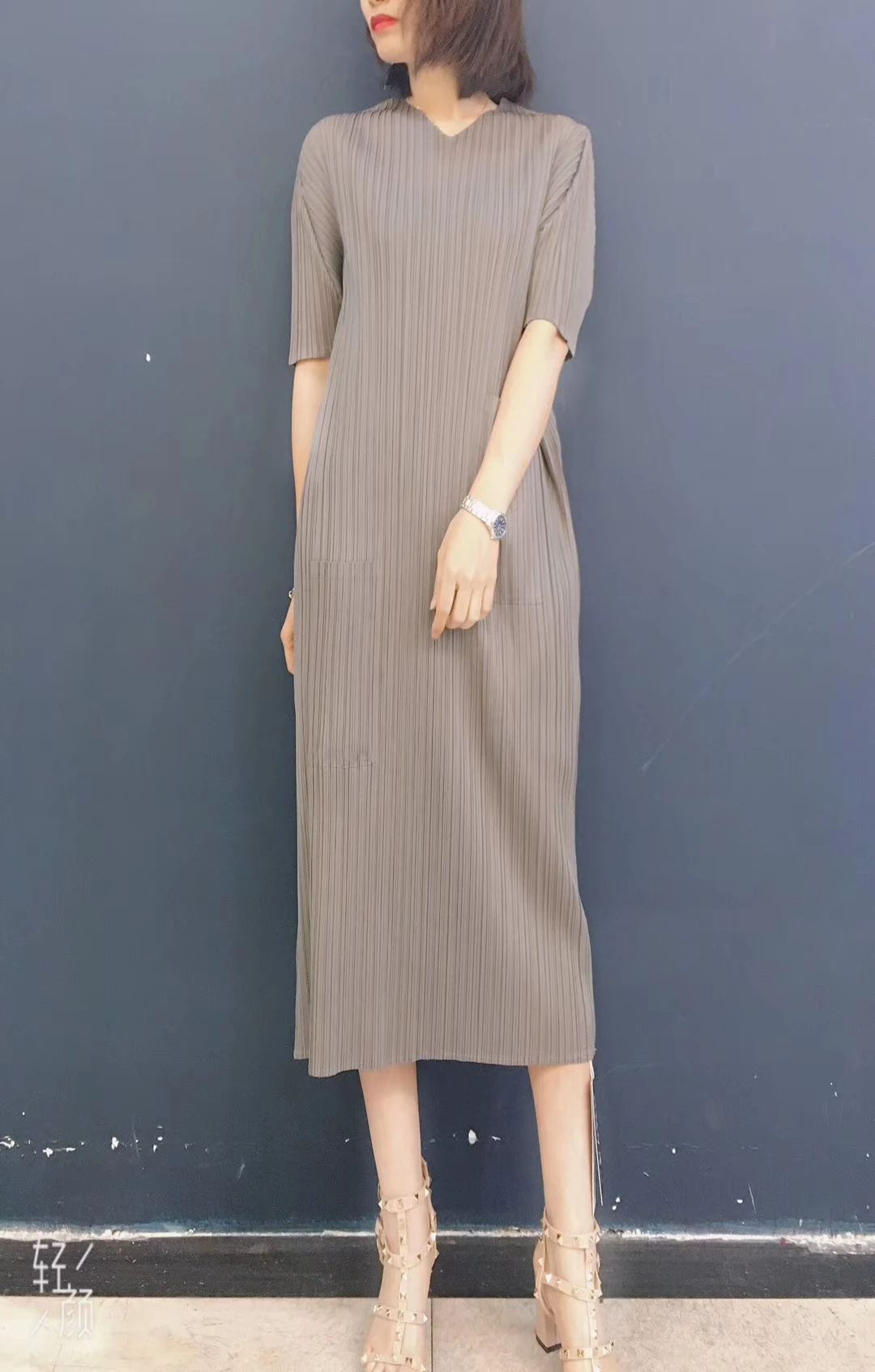 Горячая модное Miyake складное однотонное платье с коротким рукавом v-образным вырезом и карманами прямое платье