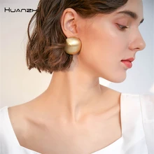 HUANZHI/Новинка года; модные стереоскопические геометрические полусфера; золотые матовые металлические большие серьги-гвоздики для женщин; вечерние аксессуары для девочек