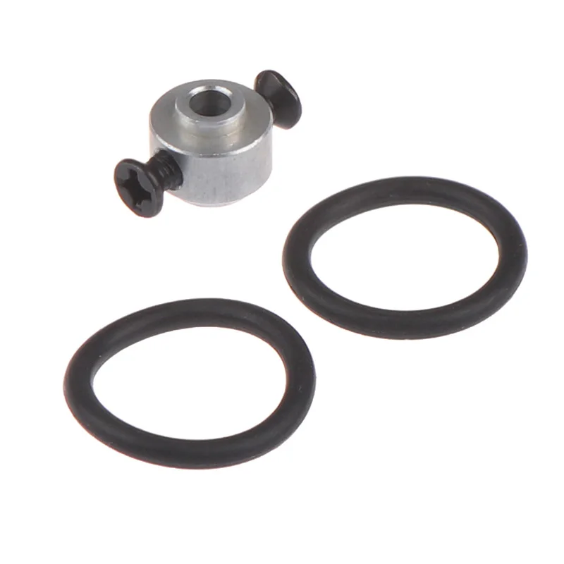Cinq adaptateurs d'hélice RC en métal 3mm/3.17mm alignés, avec reflets métalliques.