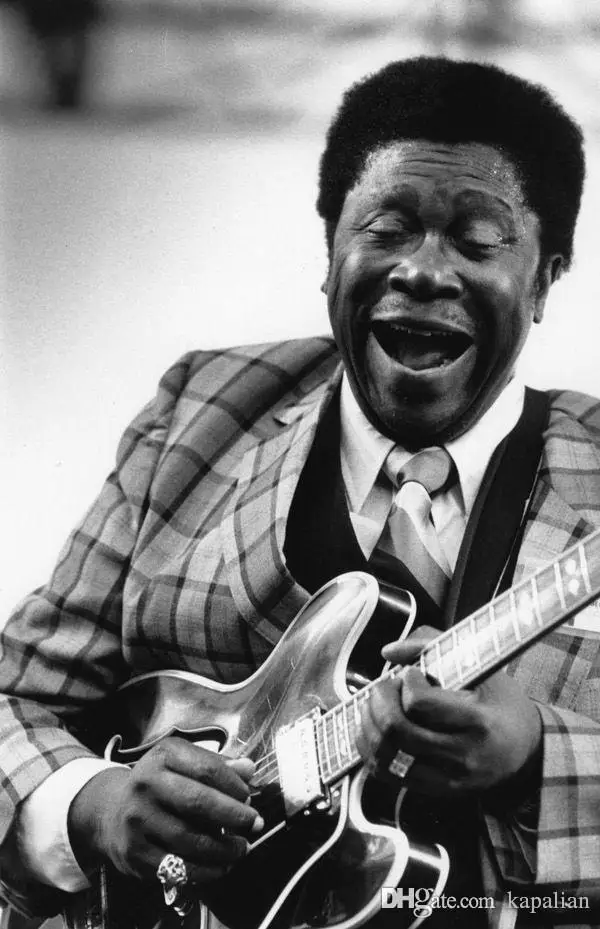 Постер BB Kings для игры на гитаре улыбающееся черно-белое художественное