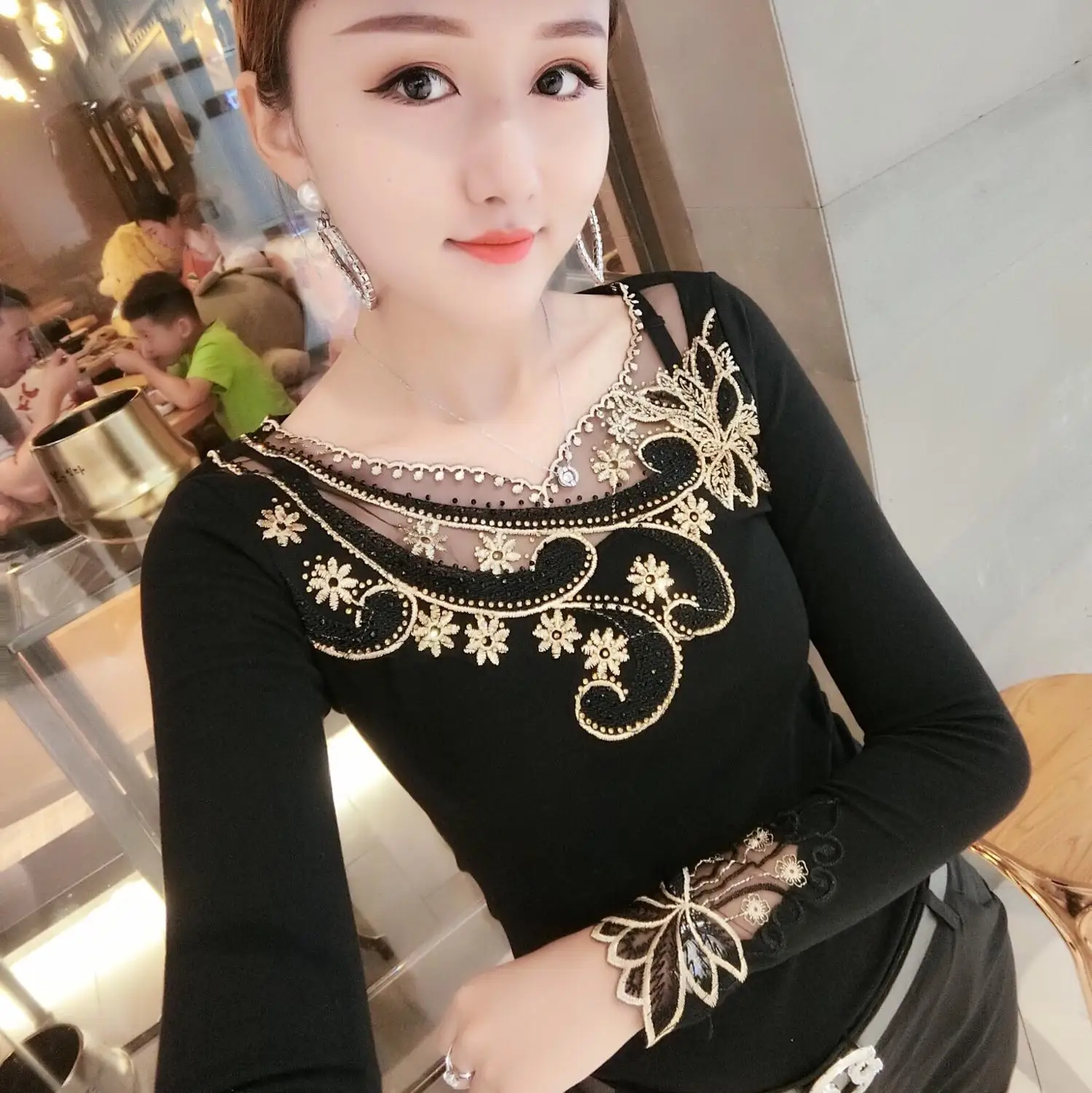 Женская футболка с цветочной вышивкой и стразами осенне зимняя в стиле пэчворк